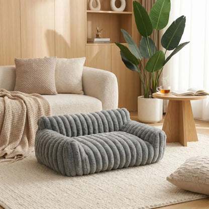 Canapé-pour-petit-chien-chiot-déhoussable-moelleux au rembourrage 100% coton haute densité, déhoussable et lavable en machine à laver, fond antidérapant et imperméable, housse en velours douce et résistante aux griffes pour chiot et chien de 0 à 7 kilos-gros plan sur le mini canapé lit pour petit chien de couleur gris moelleux et douillet dans le salon de la maison