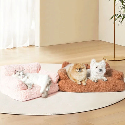 Canapés-pour-chiens-xxl-120-cm, déhoussable, antidérapant et lavable en machine, en peluche éponge douce et rembourrage 100% coton haute densité, housse 100% imperméable, avec 2 dossiers et 2 accoudoirs pour chien de 0 à +45 kg-  un petit chien et un chien de taille moyenne couché confortablement  sur le canapé xxl de couleur marron avec un chat allongé confortablement sur un autre canapé rose dans le salon de la maison