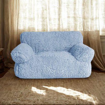 Canapés-pour-chiens-xxl-120-cm, déhoussable, antidérapant et lavable en machine, en peluche éponge douce et rembourrage 100% coton haute densité, housse 100% imperméable, avec 2 dossiers et 2 accoudoirs pour chien de 0 à +40 kg- gros plan sur le canapé xxl pour chien et chiot de grande race de couleur bleu dans le salon de l'appartement