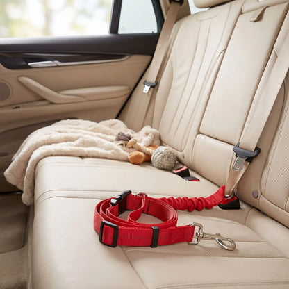Ceinture-de-sécurite-pour-chien-2-en-1-laisse-voiture extensible, sangle robuste en nylon et clips  facile pour l'accrocher au appuie-tête des sièges, réglable et adaptable à tous véhicule-gros plan sur la ceinture de sécurité voiture universelle extensible, robuste pour chien avec son crochet rotatif à 360° et sangle pour appuie tête réglable et son clips sécurisé pour une installation facile et rapide, utilisable en laisse d'appoint sur le siège arrière de la voiture