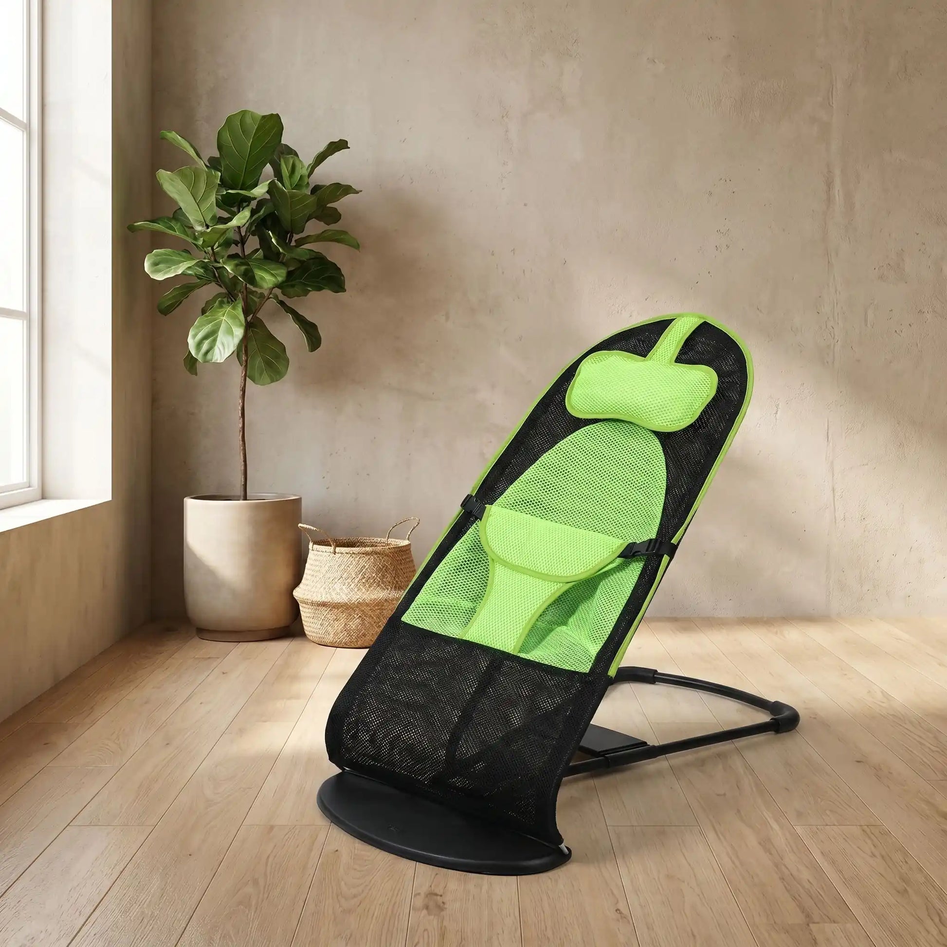 Chaise-a-bascule-pour-chien-anti-anxiété et anti-stress, pour petit  chien de 0 à 14 kilos max, structure en acier solide, housse en polyester respirant et lavable en machine, hamac avec harnais de sécurité et sangle à clips robuste, 3 poisitions de réglages pour bercer et apaiser le chiot ou le chien ou en mode lit-pliable, compact et léger qui apaise les chiot et chien anxieux ou trop energique-gros plan sur la chaise à bascule avec harnais de sécurité et 3 positions réglables de couleur noir et vert