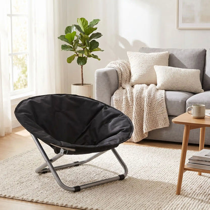 Chaise-pour-chien-chiot déhoussable et lavable, imperméable, structure design en acier robuste arrondie comme un cocon entourant avec deux hauteurs adaptables, pliable avec sa housse en nylon résistant aux griffes pour chiot et chien de 0 à 7 kilos-gros plan sur la chaise de couleur noir  pour petit chien avec pliage en croix dans le salon de l'appartement