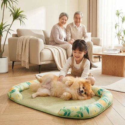 Chien-tapis-rafraichissant-coussin-apaisant avec rebord surélevé en U pour un effet entourant 100% coton haute densité, respirant , lavable et antidérapant, un effet rafraichissant immédiat sans eau ni électricité, sans danger pour les chiens de petites à moyenne tailles-un  Loulpu de poméranie qui joue couché sur son tapis rafraichissant avec une petite fille sous le regard amusés de ses grands parents, dans le salon en été