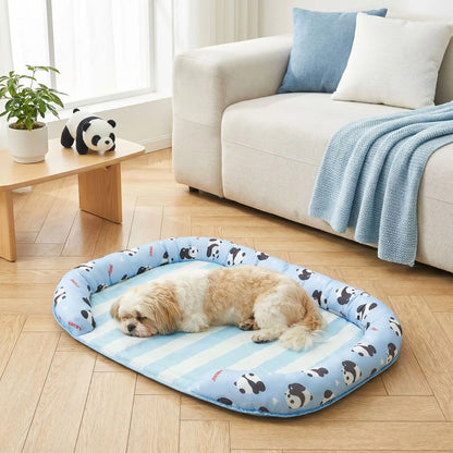 Chien-tapis-rafraichissant-coussin-apaisant avec rebord surélevé en U pour un effet entourant 100% coton haute densité, respirant , lavable et antidérapant, un effet rafraichissant immédiat sans eau ni électricité, sans danger pour les chiens de petites à moyenne tailles-un Lhassa Apso  qui dort paisiblement couché au frais sur son tapis rafraichissant , entouré par le traversin rembourré protecteur, dans le salon de l'appartement en été 