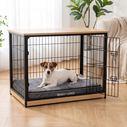 Coussin-déhoussable-chien-chiot-orthopédique avec son matelas à mémoire de forme, éponge coton haute densité anti-affaissement, rectangulaire et épais, housse tissu oxford 600D ultr-résistant et solide avec couverture en peluche, lit 4 saisons, amovible avec fermeture éclair, 100% imperéable et antidérapant, déhoussable et lavable en machine, disponible en 3 tailles S, M et L pour chien jusqu'à 25 kilos max-un petit chien couché confortablement sur le coussin gris foncé dans sa cage interieur dans le salon
