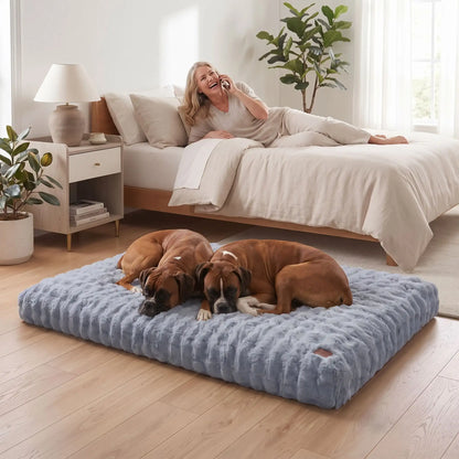 Coussin-dehoussable-chien-chiot rectangulaire en 4-grandes-tailles L, XL, XXL, 3XL, et 4XL pour chien de grande taille et race géante rembourrage 100% coton haute densité ergonomique avec housse déhoussable et lavable en machine imperméable antidérapante et en peluche ultra-douce haute densité, résistant aux griffes, épais et confortable-deux chiens de grande taille couché sur leur grand lit 3xxl de couleur gris et bleu dans la chambre de la maison