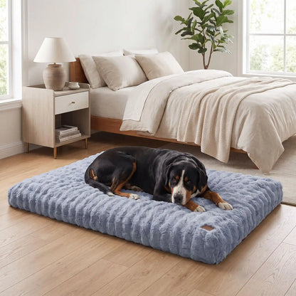 Coussin-dehoussable-chien-chiot rectangulaire en 4-grandes-tailles L, XL, XXL, 3XK, et 4XL pour chien de grande taille et race géante rembourrage 100% coton haute densité ergonomique avec housse déhoussable et lavable en machine imperméable antidérapante et en peluche ultra-douce haute densité, résistant aux griffes, épais et confortable-un chien de très grande race  couché confortablement sur le lit 4xl de 200 cm de long de couleur bleu gris dans la chambre de l'appartement