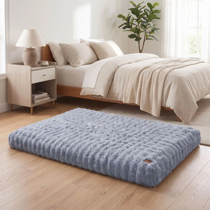 Coussin-dehoussable-chien-chiot rectangulaire en 4-grandes-tailles L, XL, XXL, 3XL, et 4XL pour chien de grande taille et race géante rembourrage 100% coton haute densité ergonomique avec housse déhoussable et lavable en machine imperméable antidérapante et en peluche ultra-douce haute densité, résistant aux griffes, épais et confortable-gros plan sur le lit xxl de 200 cm de long de couleur gris bleu dans la chambre de la maison