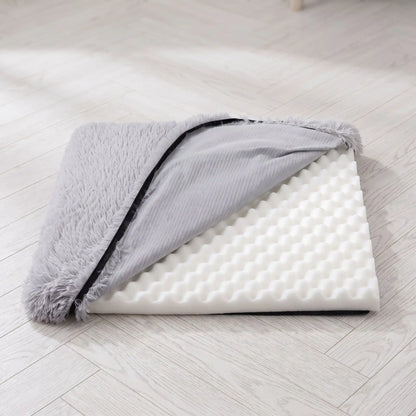 Coussin-déhoussable-pour-chien-chiot-lit-orthopédique-housse en peluche resistante et ultra douce, matelas à memoire de forme 100% coton haute résilience , housse 100% imperméable et antidérapant, lavavble en machien, rectangulaire, polyvalent : au sol, dans un panier, niche, cage interieur, cage de transport, etc. disponible en 4 tailles S, M L et XL pour chiot et chien de 0 à 35 kg max-gros plan sur le coussin en peluche gris clair déhoussé avec le matelas orthopédique visible et doublure imperméable 