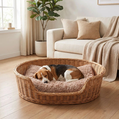Coussin-déhoussable-pour-chien-chiot-lit-orthopédique-housse en peluche resistante et ultra douce, matelas à memoire de forme 100% coton haute résilience , housse 100% imperméable et antidérapant, lavavble en machien, rectangulaire, polyvalent : au sol, dans un panier, niche, cage interieur, cage de transport, etc. disponible en 4 tailles S, M L et XL pour chiot et chien de 0 à 35 kg max-un chien de taille moyenne qui dort paisiblement sur son coussin en peluche marronmis dans son panier en osier 
