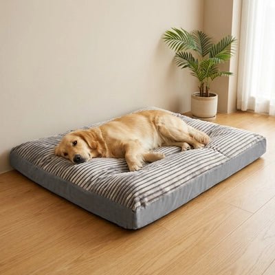 Coussin-déhoussable-pour-chien-chiot-matelas rectangulaire épais, rembourrage 100% coton haute densité ergonomique, totalement déhoussable et lavable en machine, housse en velours côtelé doux et résistant au griffes et morsures, fond imperlméable et antidérapant,transportable et léger en 3 tailles L, XL et XXL pour chien de toute tailles jusqu'à 45 kg max-un chien de taille moyenne qui dort couché confortablement sur le flanc sur son lit épais design gris et rose rectangulaire dans le salon de l'appartement