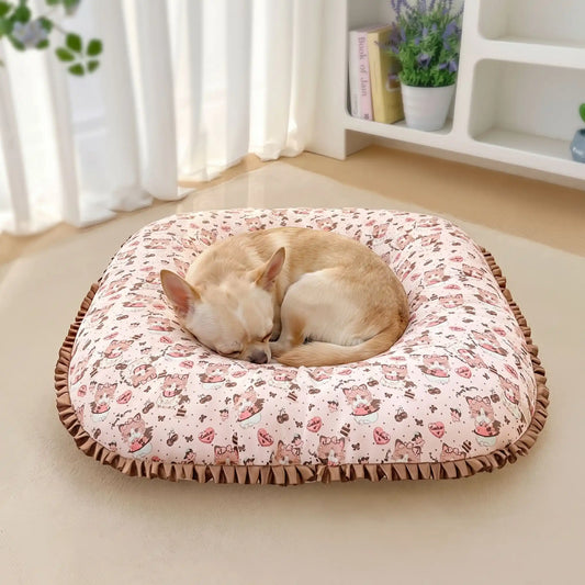 Coussin-petit-chien-chiot-cosy-avec rebord 360° entourant surélevé pour envelopper et avoir un effet anti-anxiété, rembourrage 100% coton haute densité, tissu 100% imperméable, lavable en machine, de forme carré pour une utilisation polyvalente ou donner plus de confort au couchage, en 3 tailles XS, S et M pour chiots et chiens de 0 à 9 kg-un chien de race naine qui dort en boule dans le coussin épais ergonomique niché contre le rebord large et entourant à 360° anti-stress sur le sol du salon de la maison