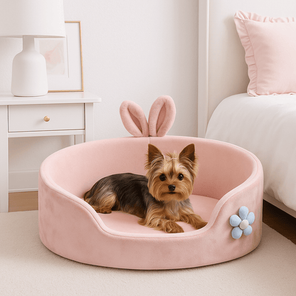 Coussin-pour-chien-chiot-design girly lapin rose avec fleur-un Yorkshire couché dans son panier douillet avec coussin amovible déhoussable et lavable en coton haute densité dans la chambre de la maison 
