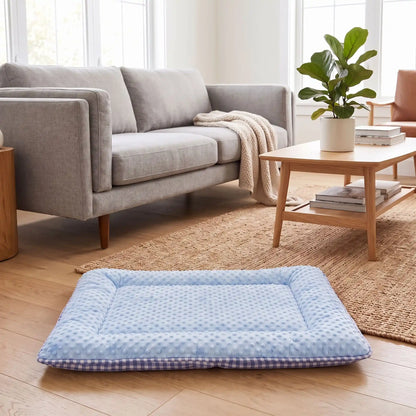 Coussin-pour-chien-chiot-rectangulaire-couchage d'appoint pour panier, niche, cage , voiture, canapé, etc-  rembourrage 100% coton haute densité ergonomique, réversible face été 100% coton respirant avec carreaux vichy et face hiver en velours, lavable en machine, disponible en 3 tailles pour chiot et chien de petite à moyenne taille de 0 à 15 kg-gros plan sur le coussin de taille L réversible hiver et été, en tissu coton et velours sur le sol de la maison