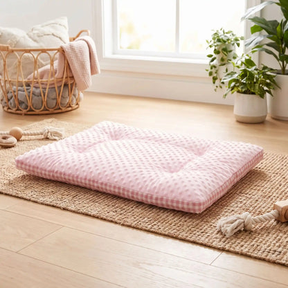 Coussin-pour-chien-chiot-rectangulaire-couchage d'appoint pour panier, niche, cage , voiture, canapé, etc-  rembourrage 100% coton haute densité ergonomique, réversible face été 100% coton respirant avec carreaux vichy et face hiver en velours, lavable en machine, disponible en 3 tailles pour chiot et chien de petite à moyenne taille de 0 à 15 kg-gros plan sur le coussin lavable côté hiver en velours et été en tissu coton de couleur rose sur le sol de la maison 