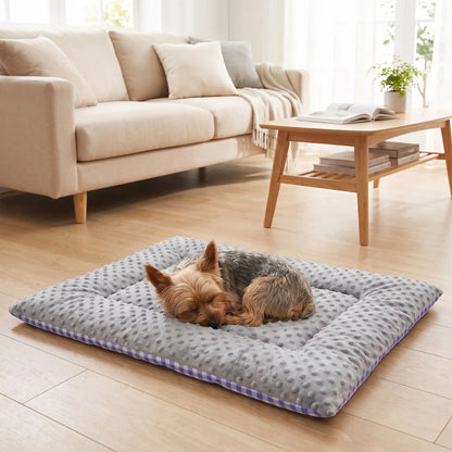 Coussin-pour-chien-chiot-rectangulaire-couchage d'appoint pour panier, niche, cage , voiture, canapé, etc-  rembourrage 100% coton haute densité ergonomique, réversible face été 100% coton respirant avec carreaux vichy et face hiver en velours, lavable en machine, disponible en 3 tailles pour chiot et chien de petite à moyenne taille de 0 à 15 kg-un chien de petite race qui dort en boule paisiblement sur son coussin côté hiver en velours gris sur le sol froid du salon de la maison