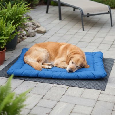 Couverture-imperméable-pour-chien-chiot-pliable avec sangle et clips de fermeture qui le transforme en sac avec poignée de transport intégré-résistant aux griffes et morsures-anti poils et saletés avec son tissu 300D Oxford et rembourrage 100% coton haute densité pour un confort optimal-utilisable partout pour protéger meubles, canapé, siège de voiture ou en coussin rectangulaire pour panier, cage, niche, etc.-un grand chien qui dort sur la couverture épaisse imperméable dans le jardin