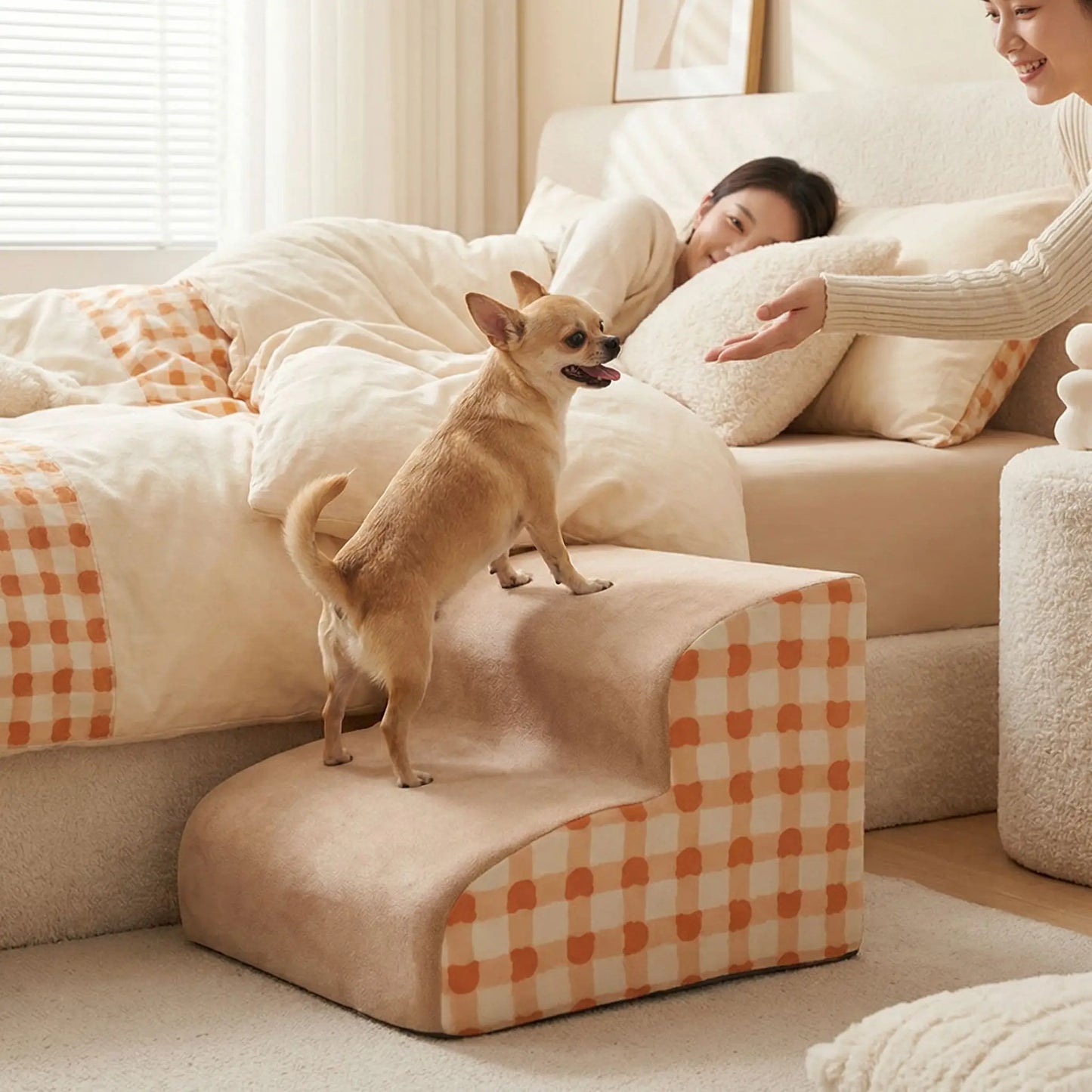 Escalier-mousse-pour_chien-chiot-antidérapant, déhoussable lavable en machine avec mousse haute résilience à mémoire de forme pour protèger les articulations sensibles, sécurisé , confortable, résistant aux griffes pour petit et chien de moyenne taille-design velours sur le dessus ultra-doux et tissu en coton solide avec motif orange à carreaux style vichy-un Chihuahua qui monte confortablement sur l'escalier de 2 marches en mousse pour monter sur le lit de son maitre allongé dessus en toute sécurité