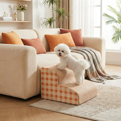 Escalier-mousse-pour_chien-chiot-antidérapant, déhoussable lavable en machine avec mousse haute résilience à mémoire de forme pour protèger les articulations sensibles, sécurisé , confortable, résistant aux griffes pour petit et chien de moyenne taille-design velours sur le dessus ultra-doux et tissu en coton solide avec motif orange à carreaux style vichy-un Bichon frisé qui monte confortablement sur l'escalier de 3 marches en mousse pour monter sur le canapé du salon en toute sécurité
