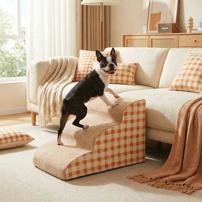Escalier-mousse-pour_chien-chiot-antidérapant, déhoussable lavable en machine avec mousse haute résilience à mémoire de forme pour protèger les articulations sensibles, sécurisé , confortable, résistant aux griffes pour petit et chien de moyenne taille-design velours sur le dessus ultra-doux et tissu en coton solide avec motif orange à carreaux style vichy-un Boston terrier qui monte confortablement sur l'escalier de 3 marches en mousse pour monter sur le canapé du salon en toute sécurité