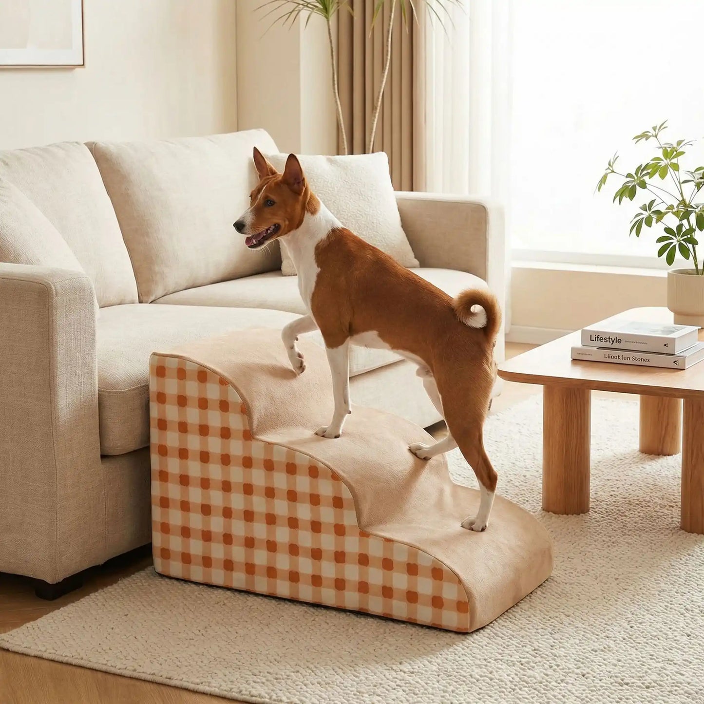 Escalier-mousse-pour_chien-chiot-antidérapant, déhoussable lavable en machine avec mousse haute résilience à mémoire de forme pour protèger les articulations sensibles, sécurisé , confortable, résistant aux griffes pour petit et chien de moyenne taille-design velours sur le dessus ultra-doux et tissu en coton solide avec motif orange à carreaux style vichy-un chien de race moyenne qui monte confortablement sur l'escalier de 3 marches en mousse pour monter sur le canapé du salon en toute sécurité