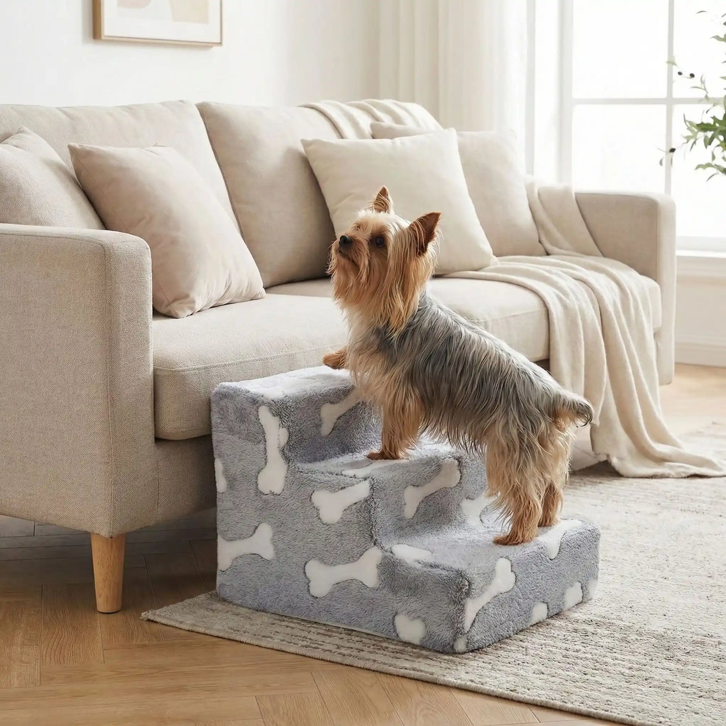 Escalier-mousse-pour-chien et chiot design, antidérapant, avec mousse haute résilience à mémoire de forme pour protèger les articulations sensibles, sécurisé , confortable, résistant aux griffes pour petit et chien de moyenne taille-design velours sur le dessus ultra-doux et tissu en coton solide-un bouledogue français qui monte sur l'escalier de 3 marches en mousse pour rejoindre en toute sécurité le canapé du salon de la maison