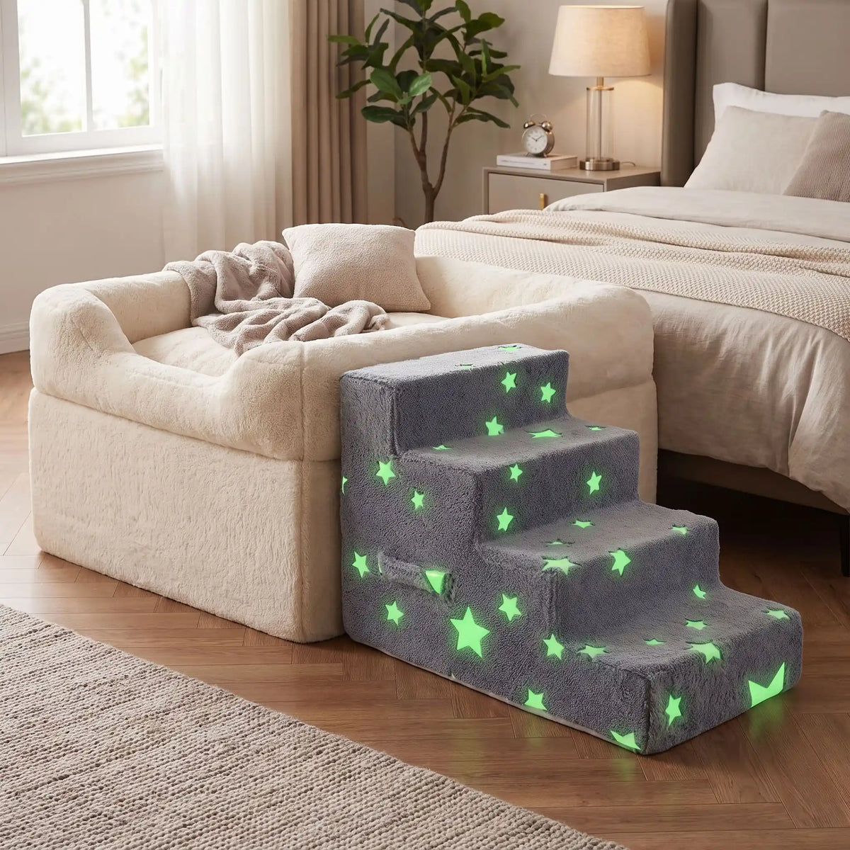 Escalier-mousse-pour-chien, chiot antidérapant, déhoussable lavable en machine avec mousse haute résilience à mémoire de forme pour protèger les articulations sensibles, sécurisé , confortable, résistant aux griffes pour petit et chien de moyenne taille-housse en velours ultra-douce avec motif étoiles phosphorescent pour la nuit -gros plan sur l'escalier de 4 marches en mousse contre le lit des maitres avec ses motifs étoiles phosphorescent doux allumés en début d'obscurité dans la chambre de la maison