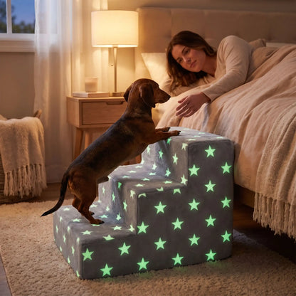 Escalier-mousse-pour-chien, chiot antidérapant, déhoussable lavable en machine avec mousse haute résilience à mémoire de forme pour protèger les articulations sensibles, sécurisé , confortable, résistant aux griffes pour petit et chien de moyenne taille-housse en velours ultra-douce avec motif étoiles phosphorescent pour la nuit -un chien moyen qui monte sur l'escalier de 3 hautes marches en mousse pour rejoindre en toute sécurité sa maitresse allongée dans son lit tendant le bras vers lui pour l'encourager