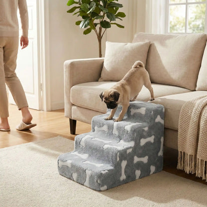 Escalier-mousse-pour-chien et chiot antidérapant, déhoussable lavable en machine avec mousse haute résilience à mémoire de forme pour protèger les articulations sensibles, sécurisé , confortable, résistant aux griffes pour petit et chien de moyenne taille-design peluche sur le dessus ultra-douce et tissu en coton solide-un chiot carlin qui descend du canapé du salon sur l'escalier de 4 marches en mousse pour rejoindre en toute sécurité pour suivre son maitre qui part de la pièce