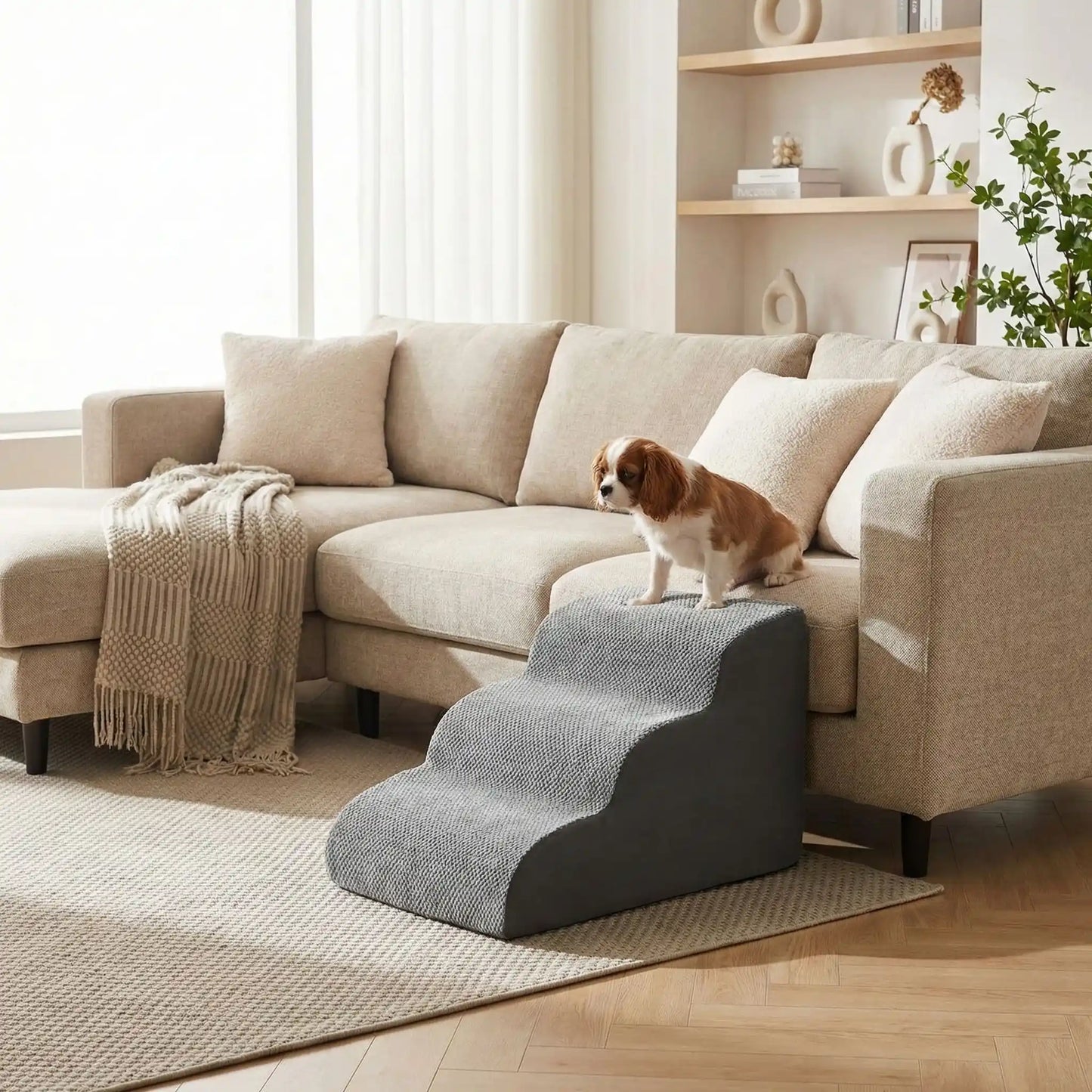Escalier-mousse-pour_chien-chiot-antidérapant, déhoussable lavable en machine avec mousse haute résilience à mémoire de forme pour protèger les articulations sensibles, sécurisé , confortable, résistant aux griffes pour petit et chien de moyenne taille-un Cavalier King charles qui descend confortablement sur l'escalier de 3 marches en mousse gris et noir du canapé du salon en toute sécurité