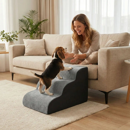 Escalier-mousse-pour_chien-chiot-antidérapant, déhoussable lavable en machine avec mousse haute résilience à mémoire de forme pour protèger les articulations sensibles, sécurisé , confortable, résistant aux griffes pour petit et chien de moyenne taille-un chiot  qui monte confortablement sur l'escalier de 3 marches en mousse gris et noir pour aller sur le canapé du salon en toute sécurité rejoindre sa maitresse assise sur le canapé