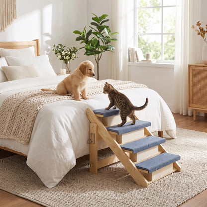 Escalier-pliable-pour-chien-chiot en bois de pin et tissu polyester doux et antidérapant résistant aux griffes-escabeau pour chien de 5 marches en pente douce de 12 cm de hateur, en bois naturel design pour chiot et chien de petite à moyenne race, pliable, compact et léger de 6,1 kg facilement transportable, compact pour un rangement facile-un chiot de race moyenne et un chat qui utilise avec facilité l'escalier en bois de 5 marches pour monter et descendre du lit de son maitre en toute liberté et autonomie