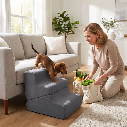 Escalier-pour-chien-2-en-1- transformable en rampe douce-en-mousse- tissu antidérapant, déhoussable et lavable en machine, éponge coton haute densité et élasticité qui absorbe les chocs, protège les articulations et la colonne vertébrale, léger et transportable, adapté au chiot et chien de race petite à moyenne, disponible en 3 couleurs beige, gris clair et gris foncé-un chiot de race à pattes  courtes qui descend du canapé par l'escalier  pour faire la fête à sa maitresse qui vient de rentrer dans le salon