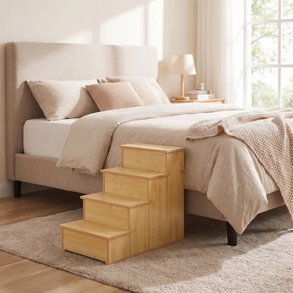 Escalier-pour-chien-bois MDF robuste et naturel  de 4 marches avec moquette en peluche antidérapante et doux sur chaque marches amovible et lavable, idéal pour chiot et chien de petite à moyenne race jusqu'à 25 kilos, pour favoriser l'autonomie des chien agés, race à pattes courtes, chiot en croissance ou chien convalescent-escalier écoresponsable fixe de 8 kg- gros plan sur l'escalier en bois MDF robuste contre le lit des maitres pour un accès facile dans la chambre de l'appartement