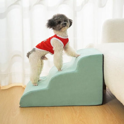 Escalier pour chien chiot antidérapant, déhoussable lavable en machine avec mousse haute résilience à mémoire de forme pour protèger les articulations sensibles, sécurisé , confortable, résistant aux griffes pour petit et chien de moyenne taille-design velours sur le dessus ultra-doux et tissu en coton solide-un petit chien frisé qui monte sur l'escalier de 3 marches en direction du canapé du salon en toute sécurité
