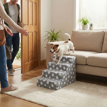 Escalier pour chien et chiot antidérapant, déhoussable lavable en machine avec mousse haute résilience à mémoire de forme pour protèger les articulations sensibles, sécurisé , confortable, résistant aux griffes pour petit et chien de moyenne taille-design velours sur le dessus ultra-doux et tissu en coton solide avec design étoiles-un chien de petite race qui descend  confortablement du canapé du salon par l'escalier de 4 marches pour rejoindre en toute sécurité ses maitres qui rentrent à la maison