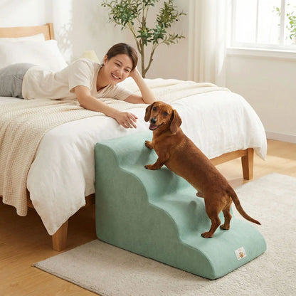 Escalier pour chien chiot antidérapant, déhoussable lavable en machine avec mousse haute résilience à mémoire de forme pour protèger les articulations sensibles, sécurisé , confortable, résistant aux griffes pour petit et chien de moyenne taille-design velours sur le dessus ultra-doux et tissu en coton solide-un chien de race à pattes courtes qui utliise l'escalier en toute sécurité pour monter sur le lit de son maitre qui l'attend en souriant