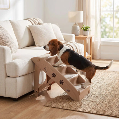 Escalier-pour-chien-pliable-chiot-avec-design-pattes-os-de-chien de 4 marches en Polypropylène (PP) robuste, pliage avec un bouton instantané, conception stable en triangle avec pieds antidérapant marches larges avec tissu antidérapant et garde-corps de sécurité pour chien et chien de petite à moyenne race-un chiot de race moyenne à pattes courtes qui monte en tout sécurité sur l'escalier de couleur marron et design mignon d'os et de pattes sur les cotés pour aller sur le canapé du salon de la maison