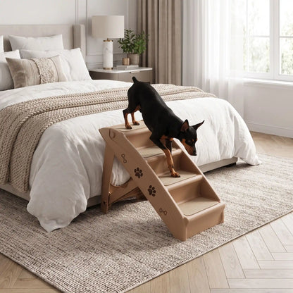 Escalier-pour-chien-pliable-chiot-avec-design-pattes-os-de-chien de 4 marches en Polypropylène (PP) robuste,se plie avec un bouton de sécurité, conception stable en triangle avec pieds antidérapant marches larges avec tissu antidérapant et garde-corps de sécurité pour chien et chien de petite à moyenne race-un chiot de race naine qui descend du lit de ses maitres en tout sécurité sur l'escalier de couleur marron et design mignon d'os et de pattes sur les cotés dans la chambre de l'appartement