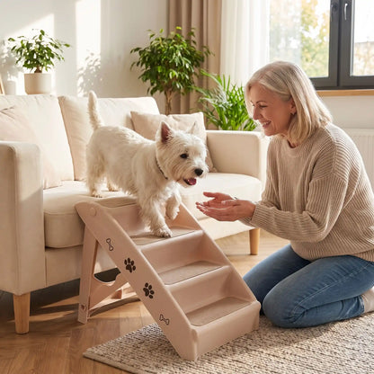 Escalier-pour-chien-pliable-chiot-avec-design-pattes-os-de-chien de 4 marches en Polypropylène (PP) robuste,se plie avec un bouton de sécurité, conception stable en triangle avec pieds antidérapant marches larges avec tissu antidérapant et garde-corps de sécurité pour chien et chien de petite à moyenne race-un chien de race moyenne âgé qui descend du canapé par l'escalier avec structure stable triangulaire avec 4 pieds antidérapants pour rejoindre sa maitresse assise qui l'appelle, fière de son autonomie