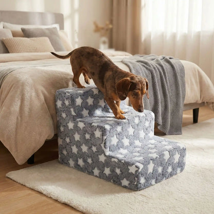 Escalier pour chien et chiot antidérapant, déhoussable lavable en machine avec mousse haute résilience à mémoire de forme pour protèger les articulations sensibles, sécurisé , confortable, résistant aux griffes pour petit et chien de moyenne taille-design velours sur le dessus ultra-doux et tissu en coton solide avec design étoiles-un chien de race à pattes courtes et fragiles qui descend confortablement du lit de ses maitrespar l'escalier de 4 marches pour rejoindre en toute sécurité le sol du salon