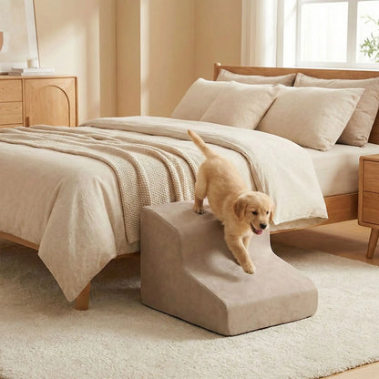 Escalier pour chien et chiot antidérapant, déhoussable lavable en machine avec mousse haute résilience à mémoire de forme pour protèger les articulations sensibles, sécurisé , confortable, résistant aux griffes pour petit et chien de moyenne taille-design velours sur le dessus ultra-doux et tissu en coton solide-un chiot  qui descend  en toute sécurité du lit de son maitre par l'escalier de deux marches qui protégeant ses articulations