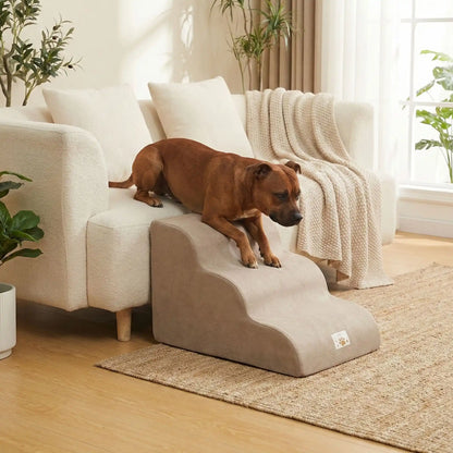 Escalier pour chien et chiot antidérapant, déhoussable lavable en machine avec mousse haute résilience à mémoire de forme pour protèger les articulations sensibles, sécurisé , confortable, résistant aux griffes pour petit et chien de moyenne taille-design velours sur le dessus ultra-doux et tissu en coton solide-un Staffordshire Bull Terrier qui descend confortablement l'escalier de 3 marches pour descendre facilement du canapé