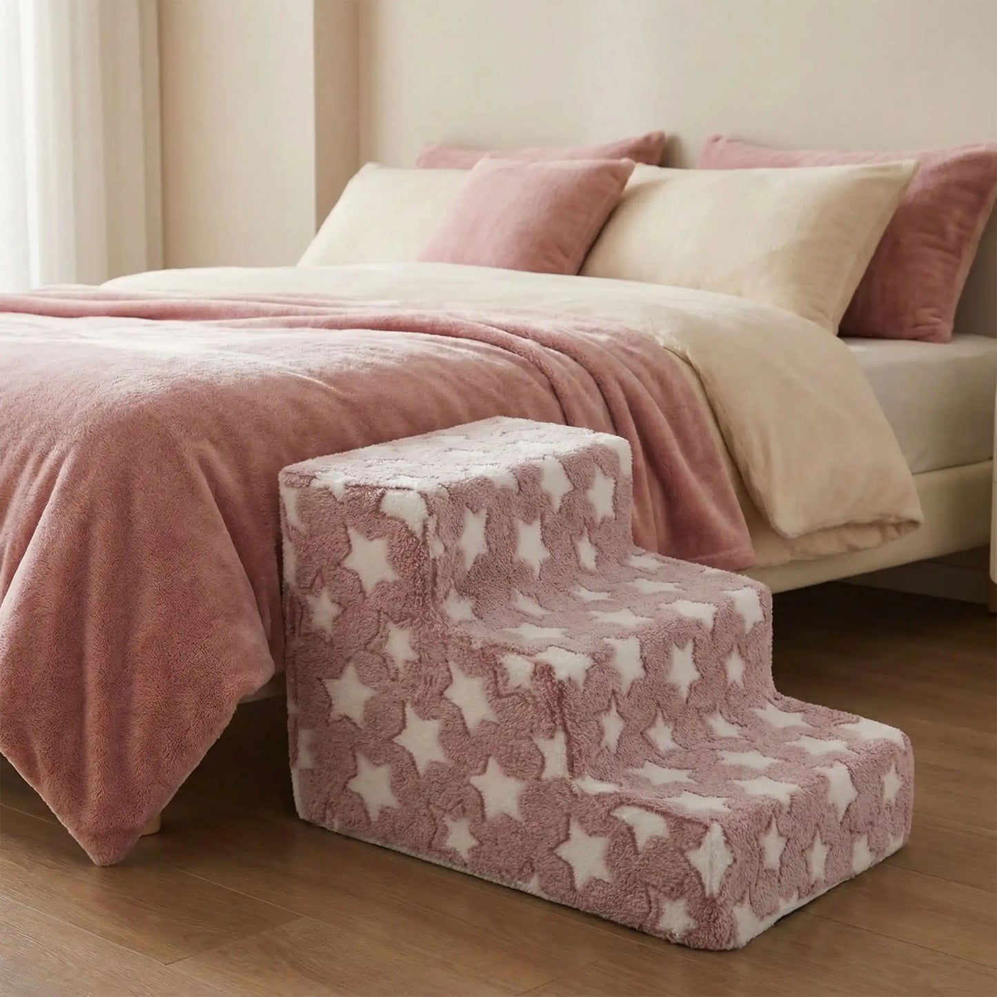 Escalier pour chien et chiot antidérapant, déhoussable lavable en machine avec mousse haute résilience à mémoire de forme pour protèger les articulations sensibles, sécurisé , confortable, résistant aux griffes pour petit et chien de moyenne taille-design velours sur le dessus ultra-doux et tissu en coton solide avec design étoiles-photo de l'escalier modèle de 3 marches hautes contre le lit pour un accès rapide et sécurisé pour le chien ou le chiot