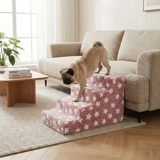 Escalier pour chien et chiot antidérapant, déhoussable lavable en machine avec mousse haute résilience à mémoire de forme pour protèger les articulations sensibles, sécurisé , confortable, résistant aux griffes pour petit et chien de moyenne taille-design velours sur le dessus ultra-doux et tissu en coton solide avec design étoiles-un chien âgé de race moyenne qui descend  confortablement du canapé du salon par l'escalier de 4 marches en mousse pour rejoindre en toute sécurité le sol du salon