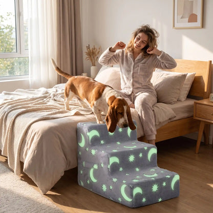 Escaliers pour-chiens, chiot, antidérapant, déhoussable lavable en machine avec mousse coton haute résilience à mémoire de forme pour protèger les articulations sensibles, sécurisé , confortable, résistant aux griffes pour petit et chien de moyenne taille-housse en velours ultra-doux avec motif étoiles et lunes phosphorescent -un chien moyen qui descend parl'escalier de 3 hautes marches en mousse avec ses motifs phosphorescents qui brillent en douceur pour rejoindre en toute sécurité le sol de la chambre