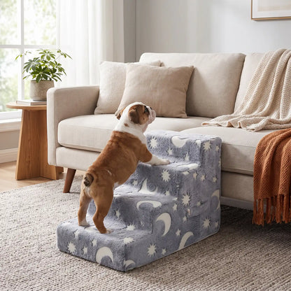 Escaliers pour-chiens, chiot, antidérapant, déhoussable lavable en machine avec mousse coton haute résilience à mémoire de forme pour protèger les articulations sensibles, sécurisé , confortable, résistant aux griffes pour petit et chien de moyenne taille-housse en velours ultra-doux avec motif étoiles et lunes phosphorescent -un petit chien qui monte sur l'escalier de 4 marches en mousse avec ses motifs phosphorescents qui brillent en douceur pour rejoindre en toute sécurité le canapé du salon de la maison