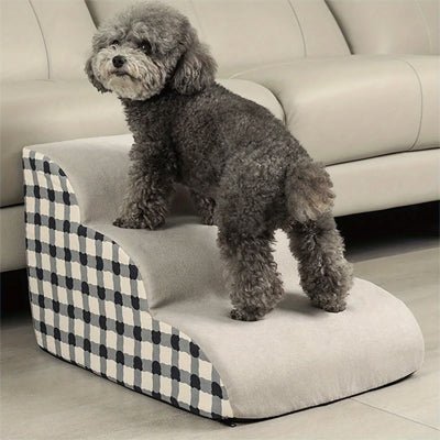 Escaliers-pour_chien-chiot-antidérapant, déhoussable lavable en machine avec mousse haute résilience à mémoire de forme pour protèger les articulations sensibles, sécurisé , confortable, résistant aux griffes pour petit et chien de moyenne taille-design velours sur le dessus ultra-doux et tissu en coton solide, style damier noir et blanc-un chien de petite taille qui monte confortablement sur l'escalier de 3 marches pour monter sur le canapé du salon en toute sécurité et facilité