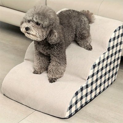 Escaliers-pour_chien-chiot-antidérapant, déhoussable lavable en machine avec mousse haute résilience à mémoire de forme pour protèger les articulations sensibles, sécurisé , confortable, résistant aux griffes pour petit et chien de moyenne taille-design velours sur le dessus ultra-doux et tissu en coton solide, style damier noir et blanc-un caniche noir qui descend confortablement sur l'escalier de 3 marches pour descendre du canapé en toute sécurité et rejoindre le sol du salon