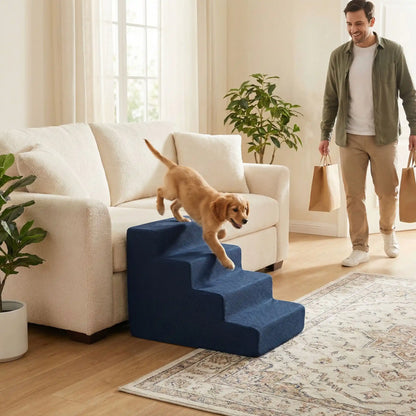 Escaliers pour chien et chiot antidérapant, déhoussable lavable en machine avec mousse haute résilience à mémoire de forme pour protèger les articulations sensibles, sécurisé , confortable, résistant aux griffes pour petit et chien de moyenne taille-design velours sur le dessus ultra-doux et tissu en coton solide-un chiot qui descend l'escalier de 4 marches contre le canapé du salon pour un accès facile et sécurisé pour faire la fête d'acceuil à son maitre souriant qui vient de rentrer à la maison